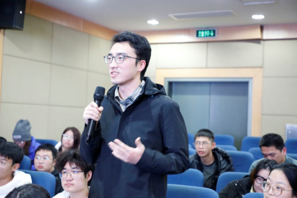 副本新加坡科学院院士苏重豪教授做客华东师大“大师讲堂”-v2770.png